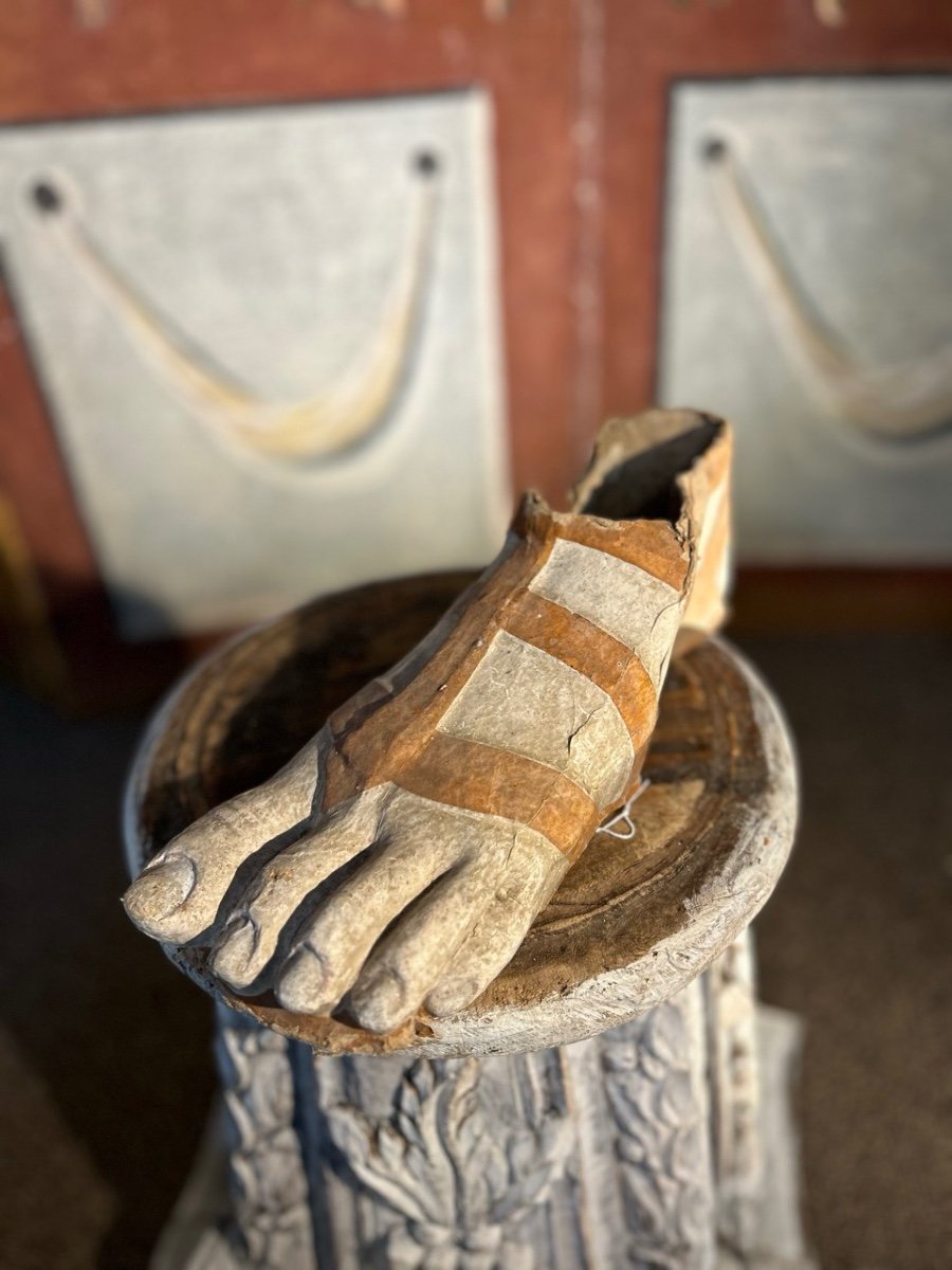 Paire de pieds en sandales, costume de théâtre en papier mâché-photo-1