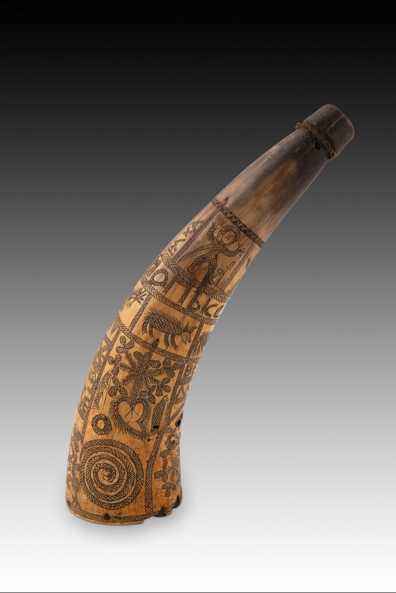 Powder Flask. Engraved Horn, Rope, Stopper. Spain, 19th Century.  