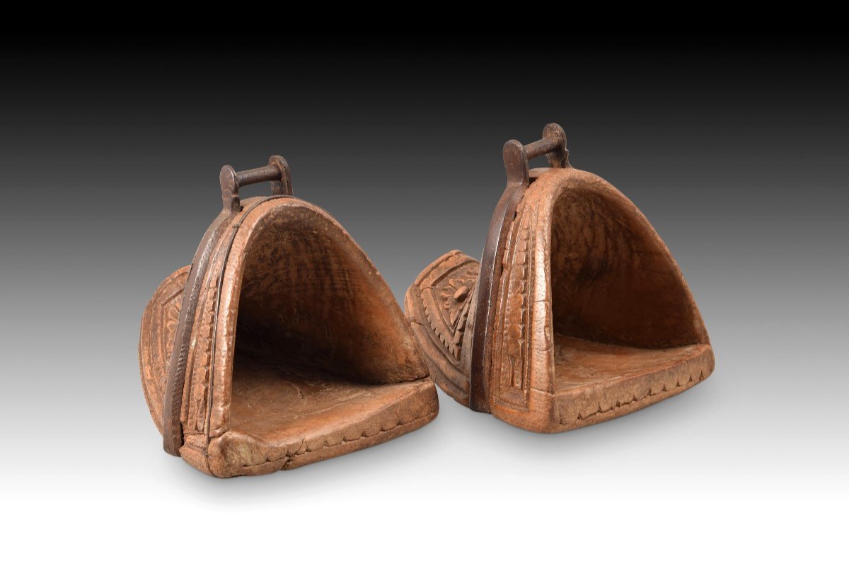 Pair Of Stirrups. Carved Wood, Iron. Chile, 18th Century.  -photo-3