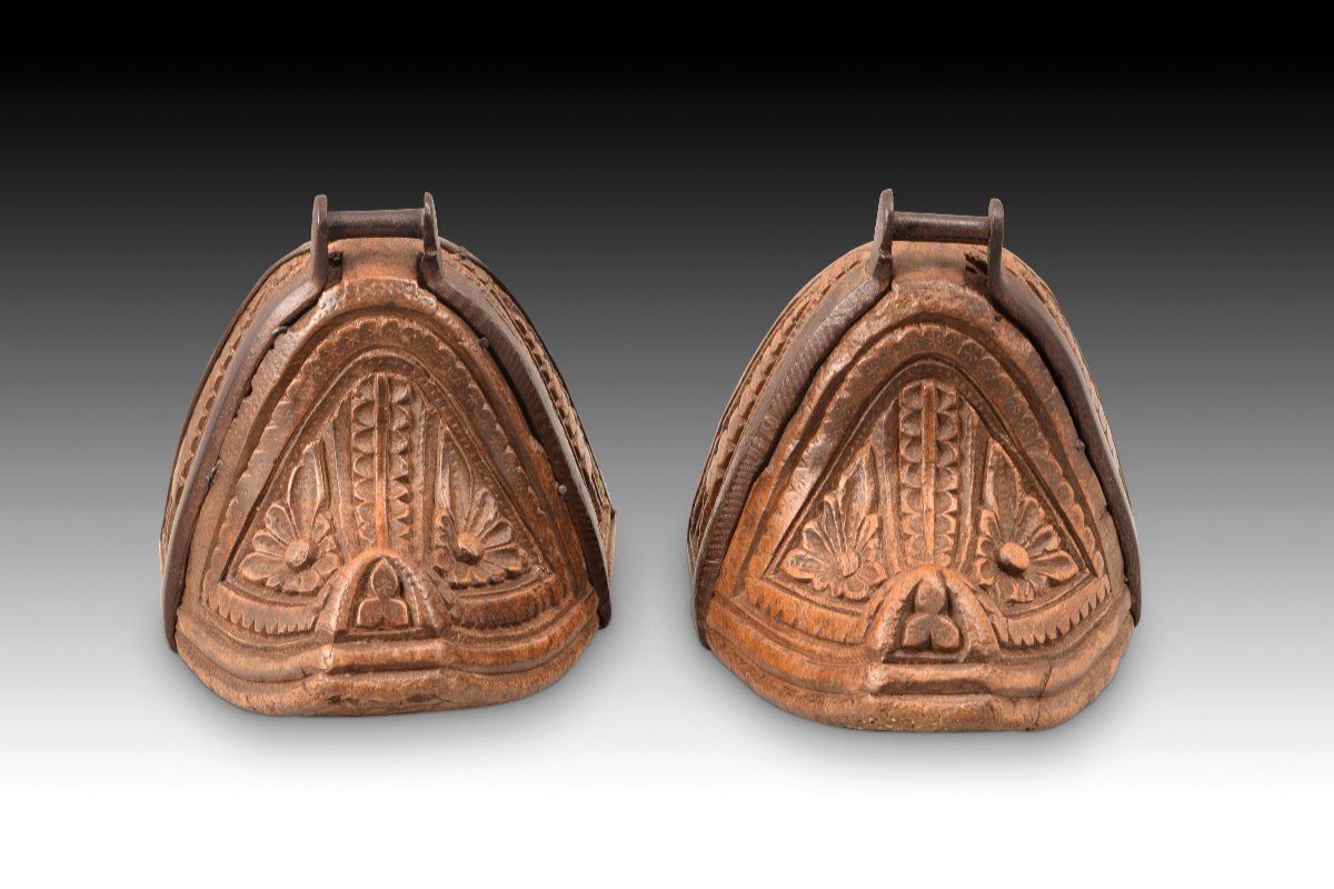 Pair Of Stirrups. Carved Wood, Iron. Chile, 18th Century.  -photo-1