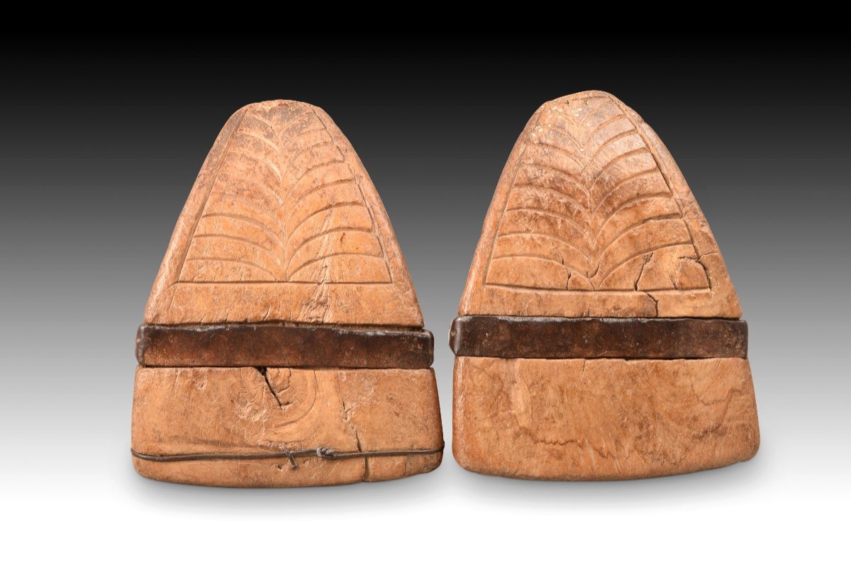 Pair Of Stirrups. Carved Wood, Iron. Chile, 18th Century.  -photo-3