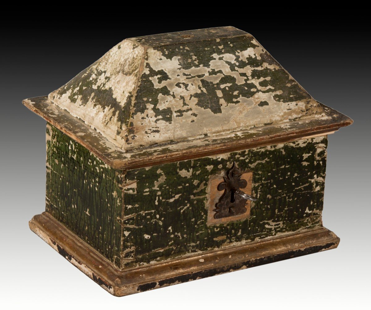 Small Roof Chest With Remains Of Polychromy, 16th Century. 