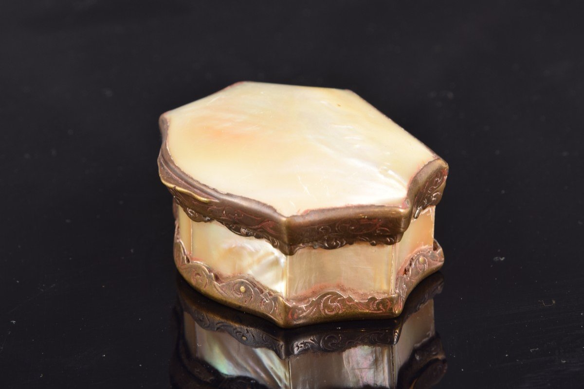 Mother-of-pearl Box With Bronze Mount. 19th Century. -photo-3