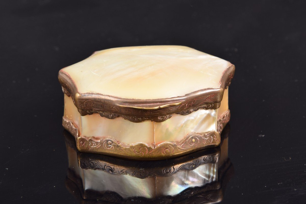 Mother-of-pearl Box With Bronze Mount. 19th Century. -photo-4