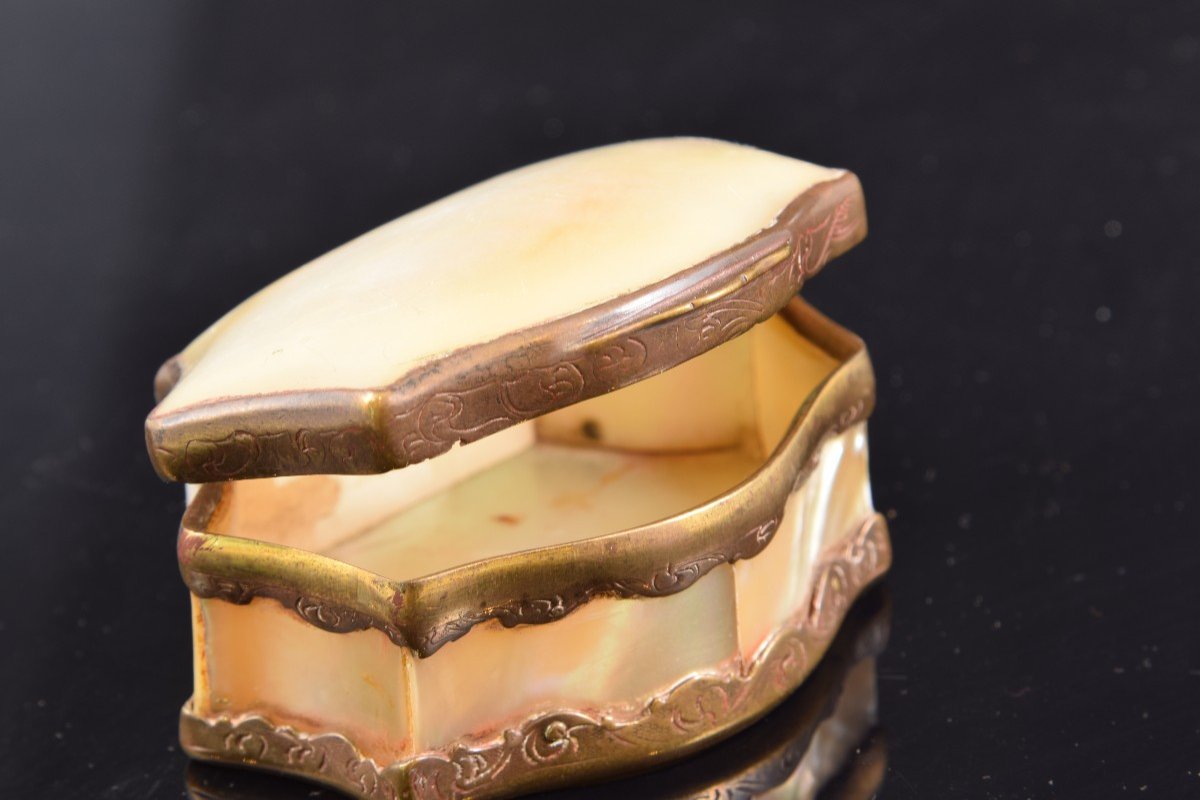 Mother-of-pearl Box With Bronze Mount. 19th Century. -photo-3