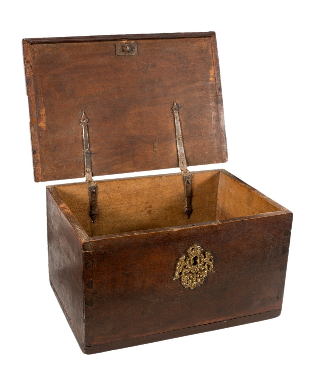 Chest. Walnut Wood And Metal. 17th Century.  -photo-2