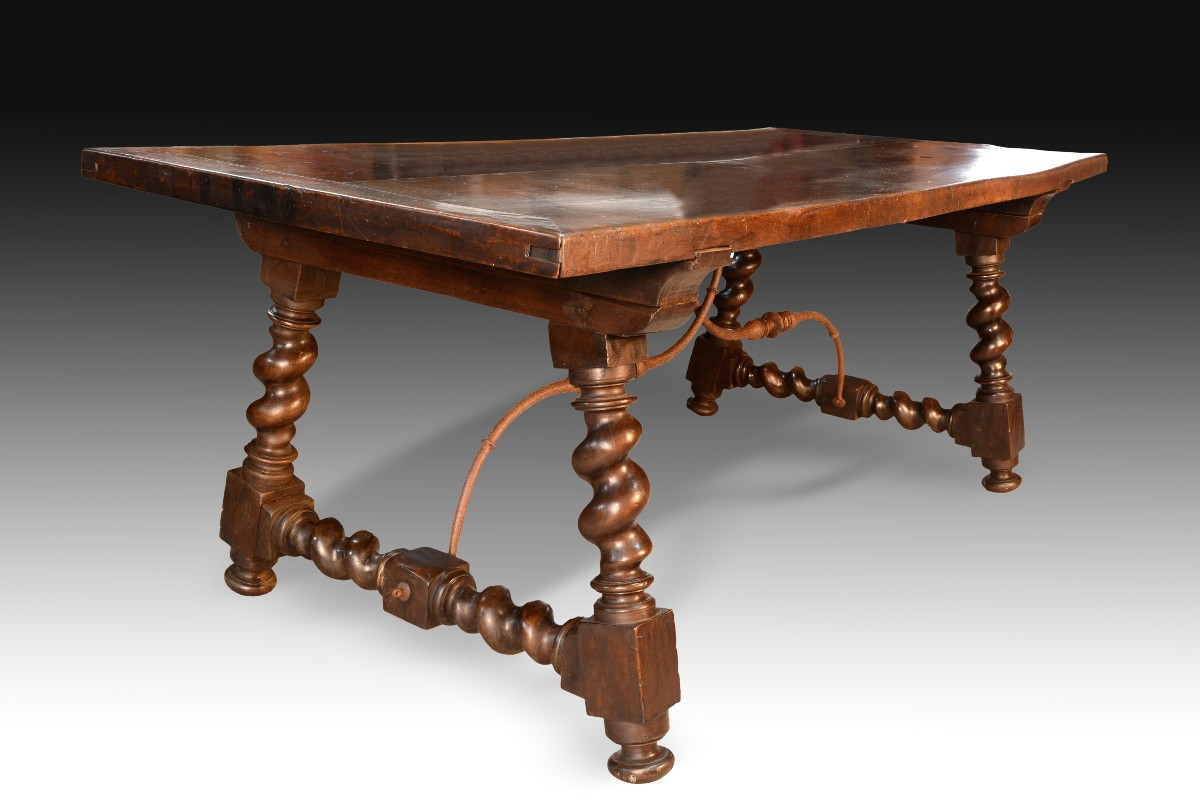 Walnut Dining Table With Solomonic Legs, 20th Century. 