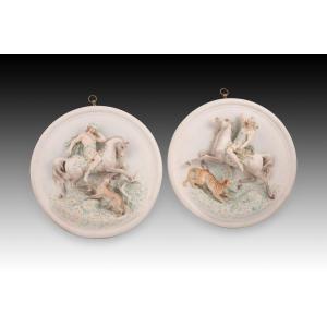 Chasseurs, Paire De Panneaux. Porcelaine. Probablement Allemagne, 19e Siècle. 