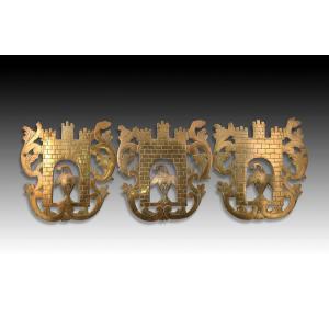 Set Of Three Heraldic Plaques. In Bronze. 18th Century. 